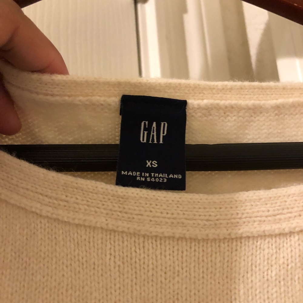 Gap sweater